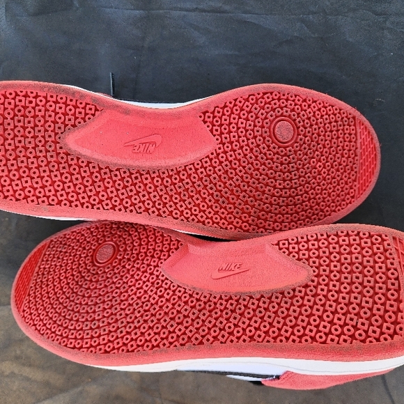 Nike Black and Red Sneakers - Picture 10 of 11